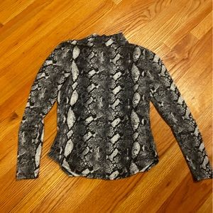 French Connection Size L Turtleneck Python print black and white